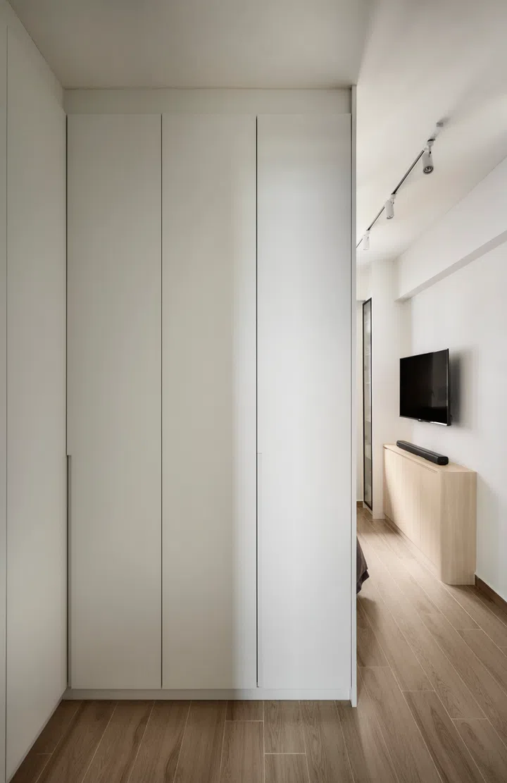 The “magic corner” wardrobe maximises every inch of storage while creating a more private and restful layout.