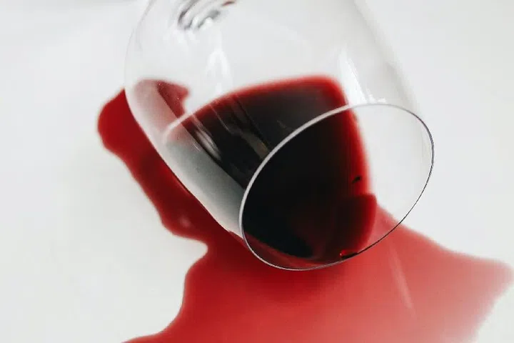 Baking Soda for Cleaning: How to Use Baking Soda to Remove Odour, Stains, and Pesticides from Fruits & Vegetables - Baking soda can help to remove stains from your clothes, carpets, and fabrics. Photo Pexels Polina Tankilevitch