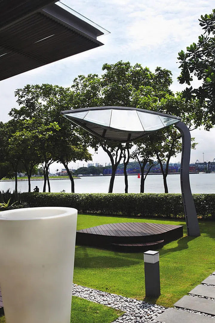 A man-made nod to nature, this leaf-shaped steel shade starts as a stage for gatherings in a 2.5-storey bungalow in Sentosa Cove.