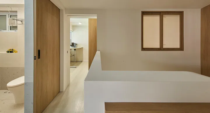 Along the second-level corridor is a split study room in a 2-storey 3-bedroom HDB Executive Maisonette (1,600 sq ft), interiors designed by Sze Ming from Studio Kabi.