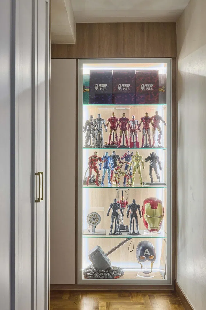 Minghui managed to incorporate plenty of wardrobe space plus extra storage and a display case beside the door.