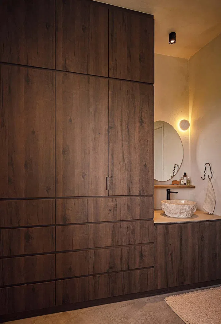 Adopting a
similar approach
as the common
bathroom, the
wash basin
was moved out
of the master
bathroom to free
up space, as well
as to facilitate the
independent use
of both the wash
basin and master
bathroom.