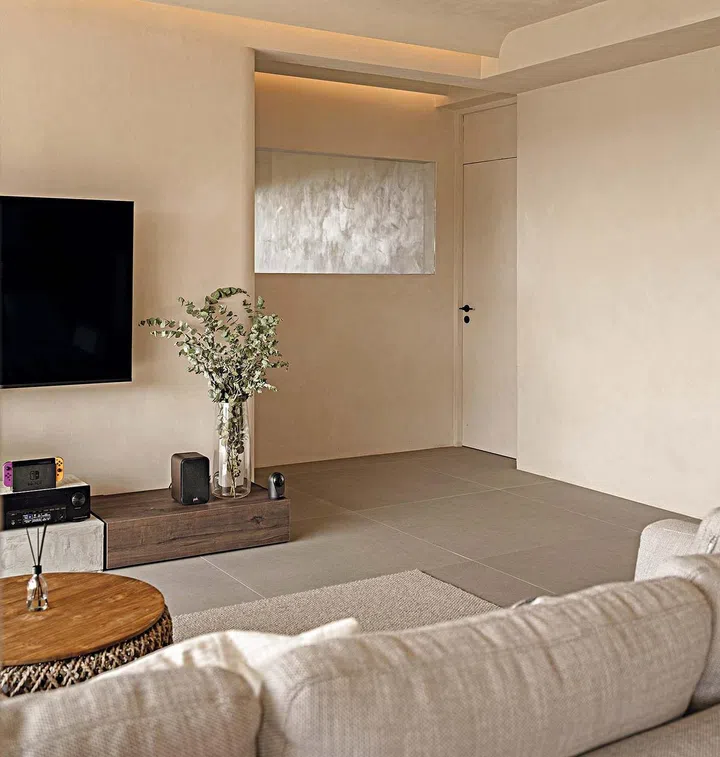 The television
console in the
living room
makes for an
interesting
composition
by combining
concrete and
wood.