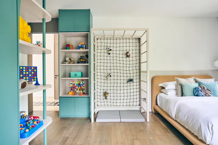  A climbing net turns the bedroom into a mini adventure zone.