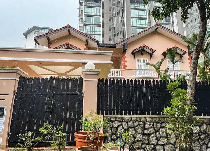 Chip Bee Gardens: Over 300 rental terraced houses by SLA!