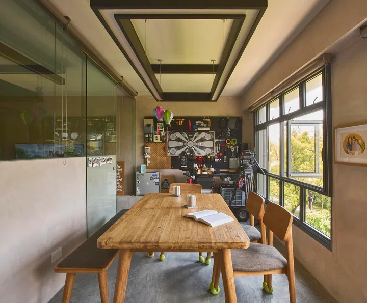 A custom hanging lamp that echoes the rectangular shape of the dining table.