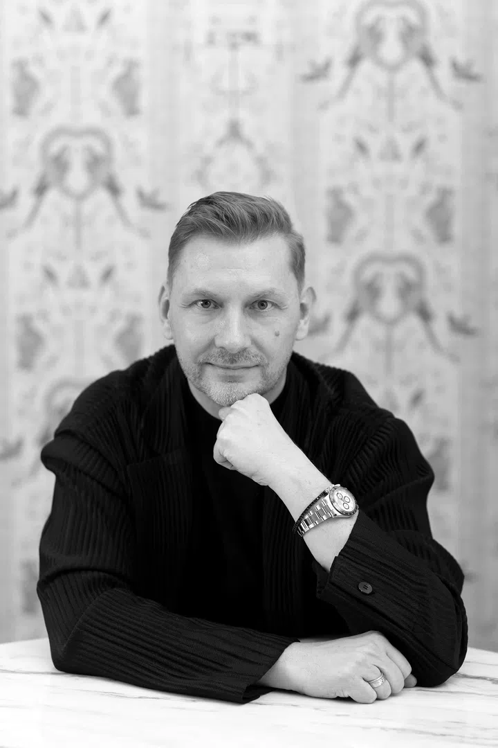 Arjan Nijen Twilhaar is an award-winning designer with over 30 years of experience in interior architecture and design.