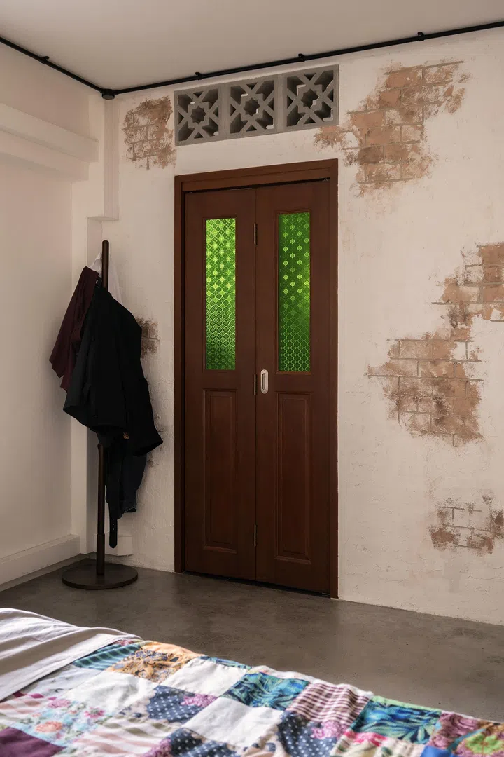 More collectible and vintage items are used as decor across the house, like the old-school calendar and tin lavatory sign. 