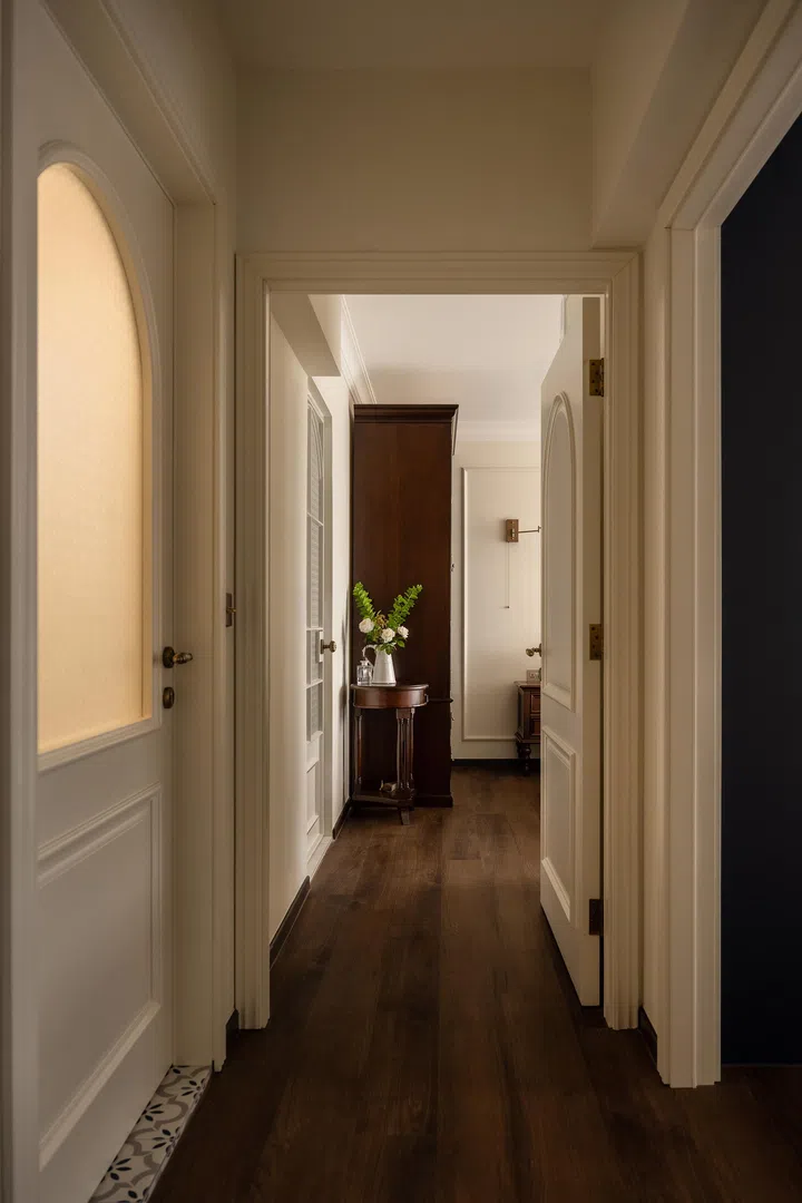 The hallway corridor leading to the Master Bedroom.