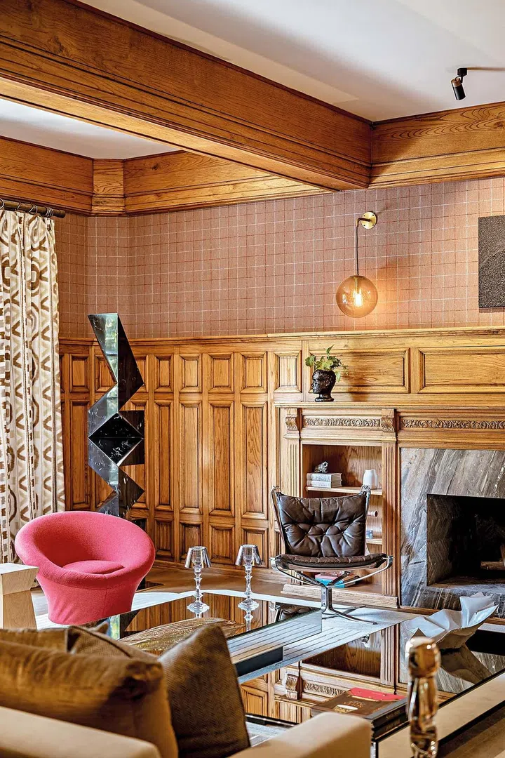Modernist, vintage and contemporary design pieces combine throughout.