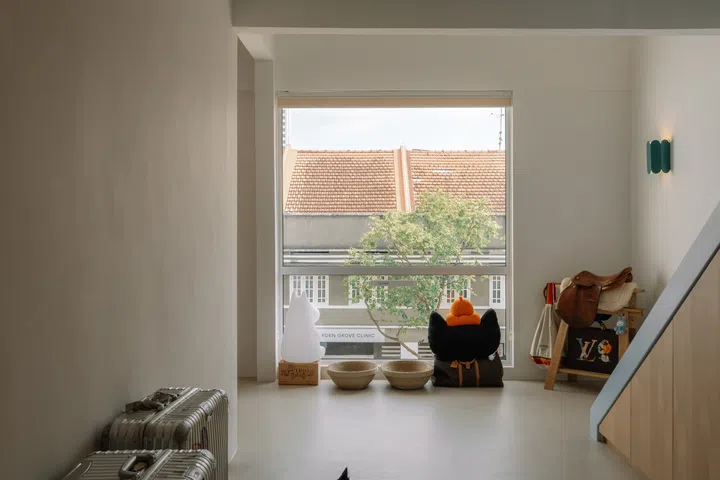 Originally envisioned as a single pane, the oversized picture window was ultimately fabricated in two sections so it could be carried up the walk-up staircase.