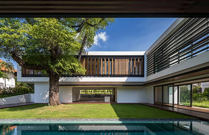 In the centre of the house, there is a swimming pool and an internal courtyard.