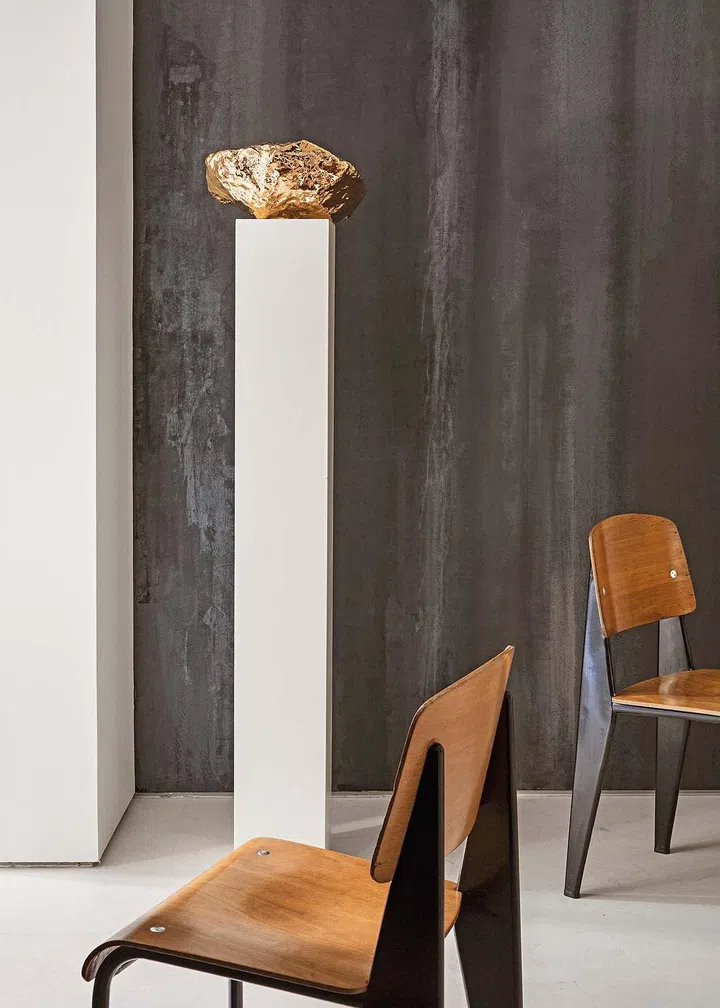 The unique texture of the statement wall adds to the edgy and provocative ambiance in the home.