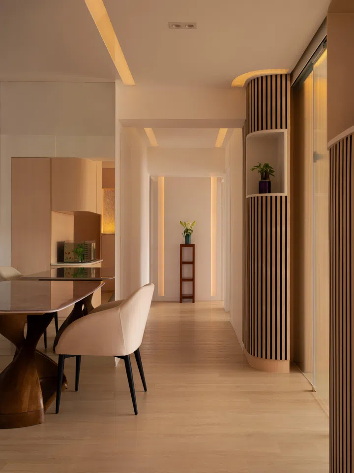 The dining area sits along a widened corridor, with slatted columns marking transitions while keeping spaces visually connected.