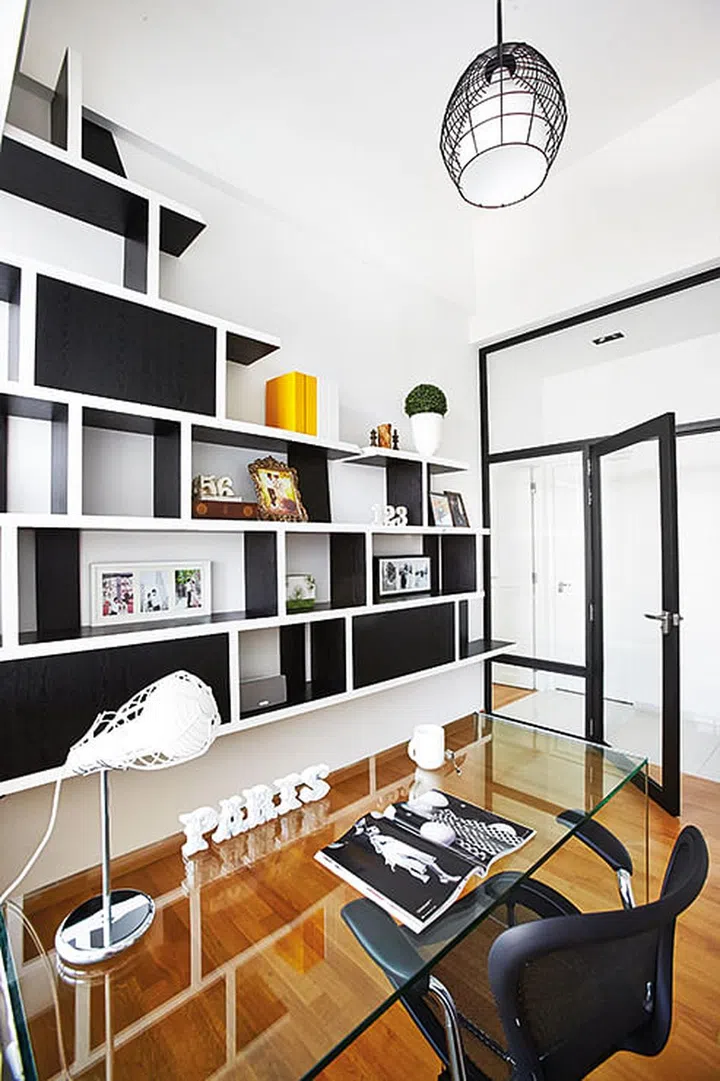 As the study has so many contrasting lines, the interior designer used an almost invisible glass desk to minimise bulk. Interior design by Space Sense