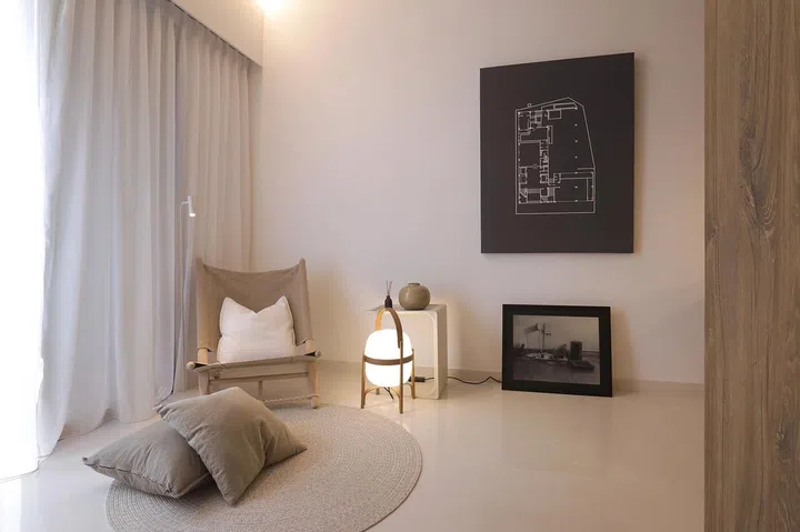 As a home for one, the living area is furnished simply with an OGK Safari Chair from Skovshoved Møbelfabrik, small accessories and plenty of floor space where guests can sit.