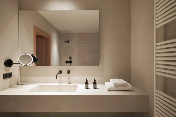 A modern minimalist bathroom to the FORESTIS room.