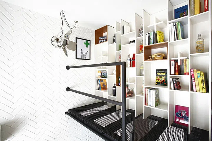 The designers utilised the high ceiling by crafting a hanging library. Wire mesh flooring prevents it from feeling claustrophobic.