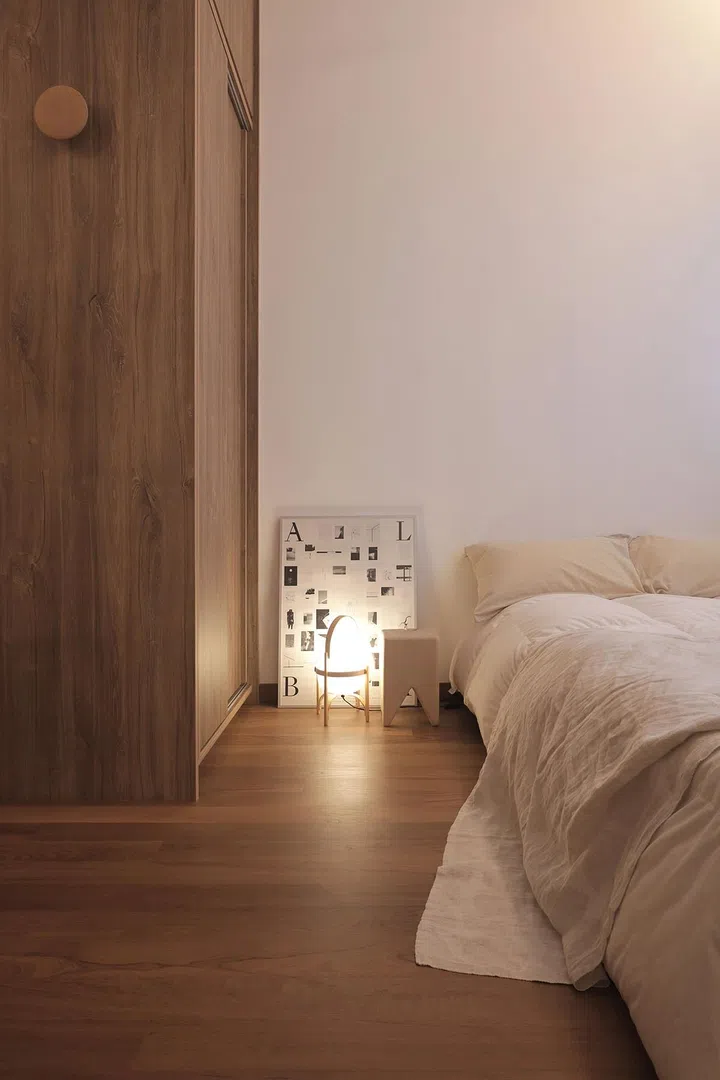 The designers matched the wardrobe with the existing timber flooring and furnished the bedroom with a futon from Muji and other accessories.