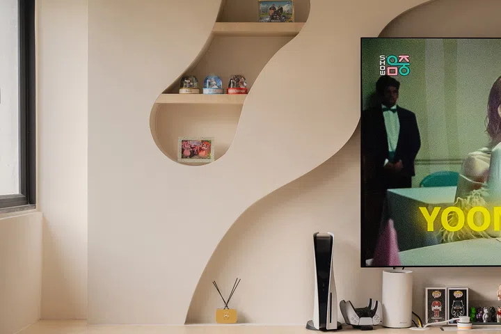 Hand-drawn by Subash on site before construction, the wall niches carry the conversation pit’s curves upwards.