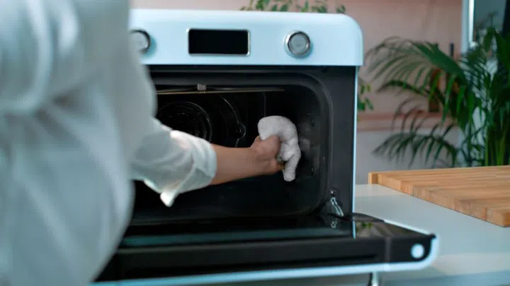 Cleanup is a cinch with the Smeg Countertop Combi-Steam Oven. 