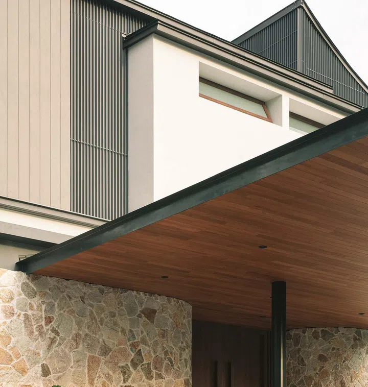 The
juxtaposition
of different
materials enrich
the architectural
design.