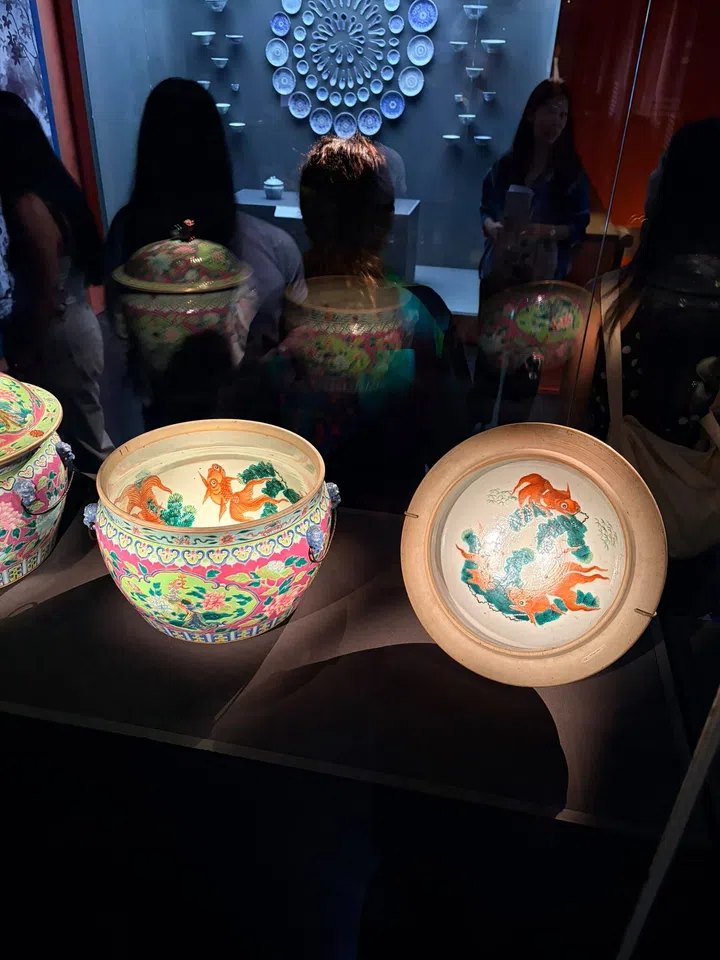 The goldfish painted inside were likely adapted from earlier Chinese export fish bowls originally destined for European markets. The lid handles feature sculpted lion dogs (石狮, or Chinese guardian lions).