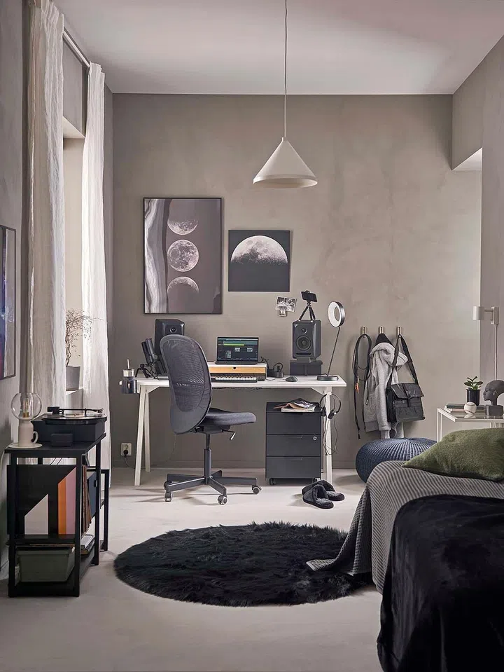 Make the yellow circle black and take away logo on speaker. 
-clean up floor front part
-take out text on vinyl record.
2 formats:
-3:4
-1:1 for pip image