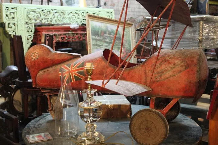 Vintage plane decoration piece at the Junkie's Corner second hand furniture shop