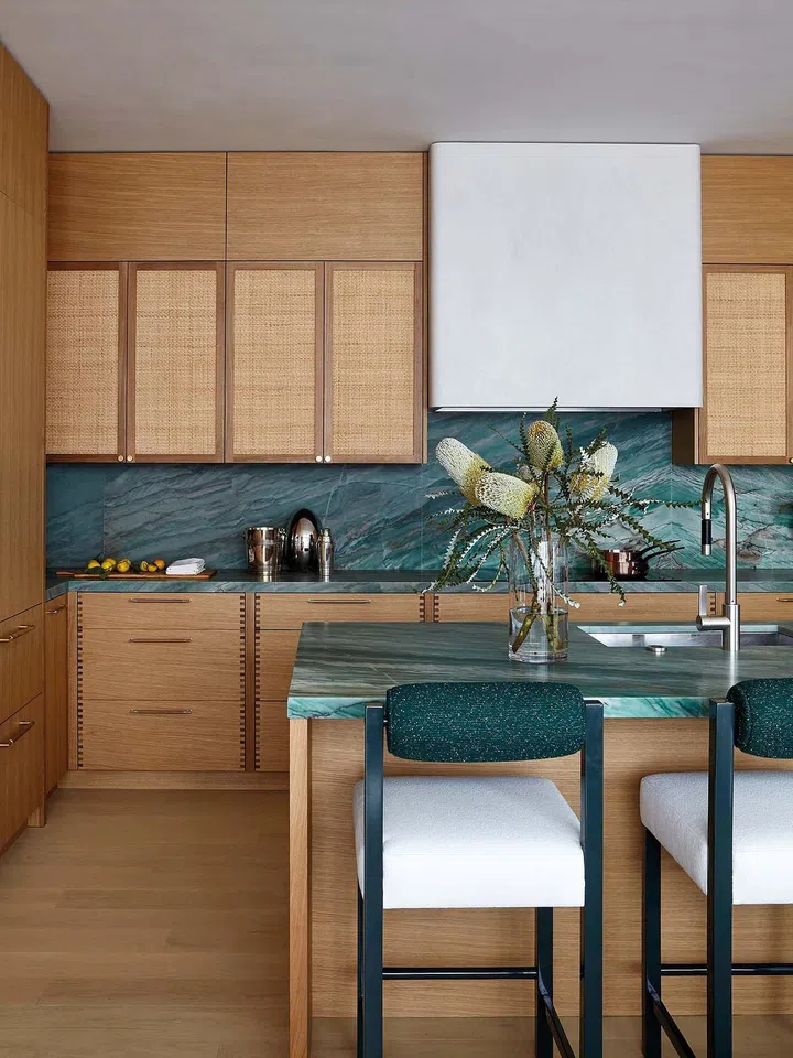 Counter and
backsplash
in Emerald
Quartzite from
BAS Stone;
barstools by
Thomas Hayes.