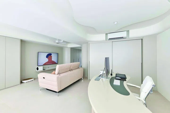 The long couch and table highlights the forged spaciousness of the living room.