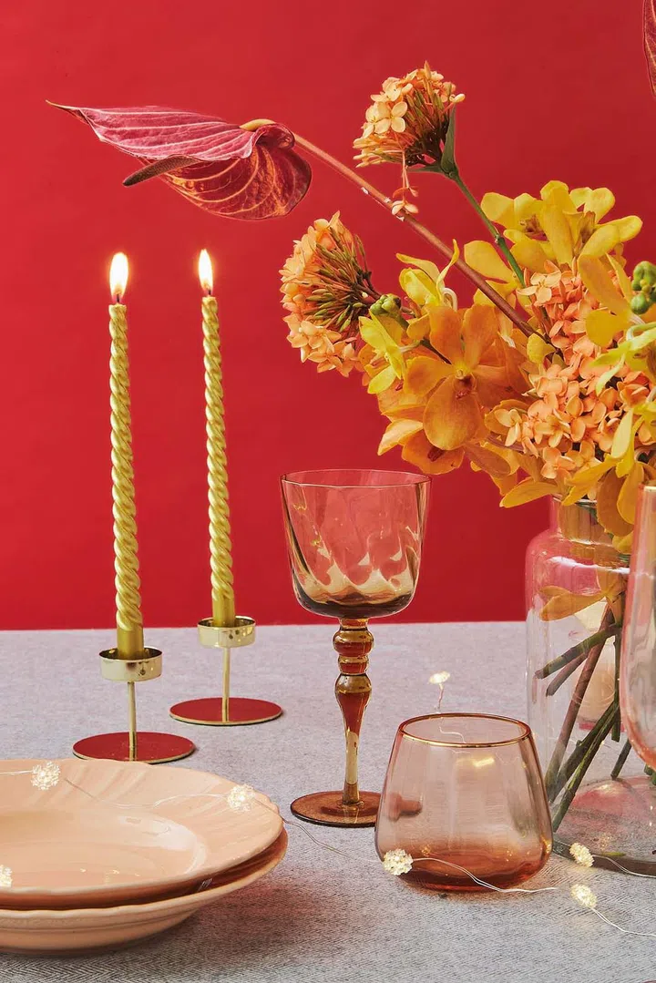 3 Christmas Dining Table Decor Ideas: Beautiful floral arrangements (Photo Veronica Tay, Styling Nonie Chen)