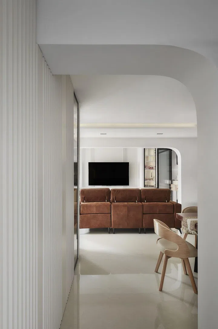 Curved arch wall beam along the corridor in this 1,303 sq ft Tampines 5-room HDB.
