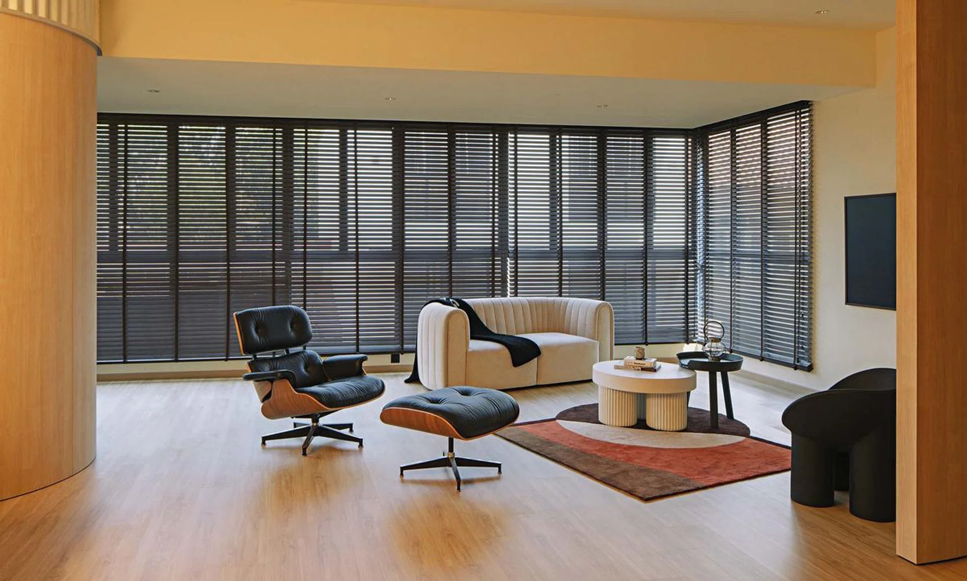 In the living area, the coffee tables from Muuto and Norr11 were purchased from Grafunkt.