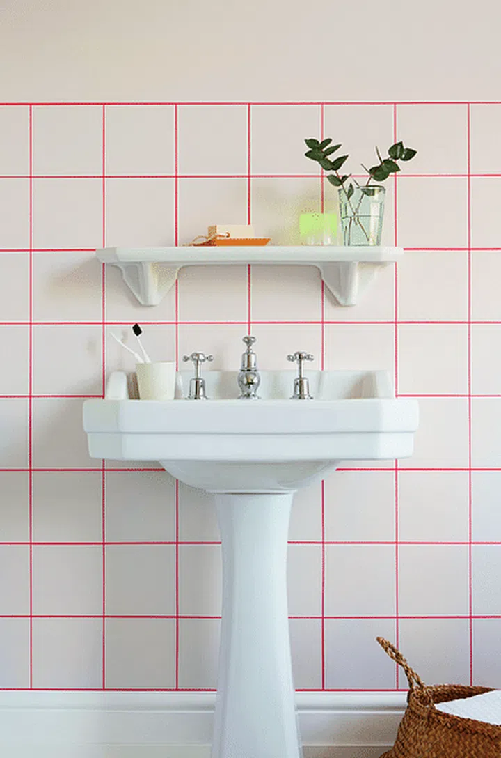 Chilli red grout lines for bathroom wall tiles. Image by Akzo Nobel.