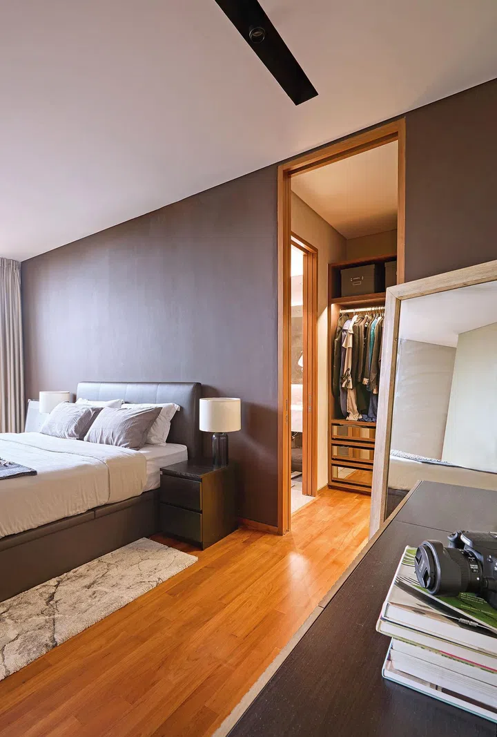 A walk-in wardrobe is located behind Sharne’s bed.