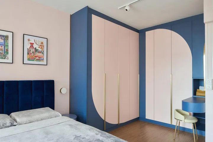 Blue and pink make an engaging yet relaxing combination for the master bedroom in this 1,592 sq ft HDB executive apartment in Queenstown.