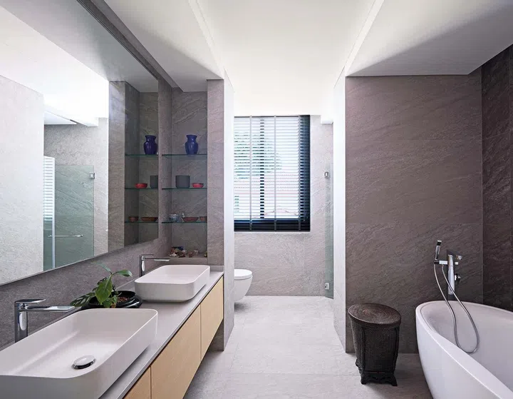 The master bathroom is spacious and light-filled. The layout allows the couple
to use the bathroom simultaneously without getting in each
other’s way.
