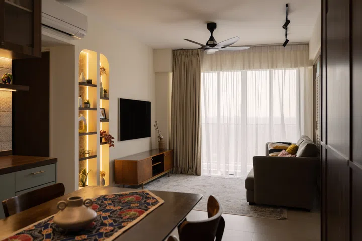 That seamless kitchen-to-living flow makes everyday moments feel expansive. Image from Studio L’arc.