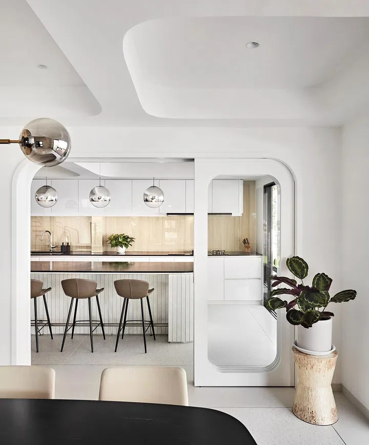 The space in-
between beams

was hollowed
out to create
more headroom
in the dining
area, which is
located a few
steps above the
living room.