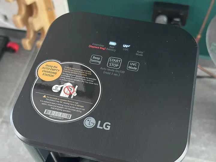 Besides auto-emptying of the vacuum dustbin, the LG CordZero A9 docking station also an UVC sterilisation function.