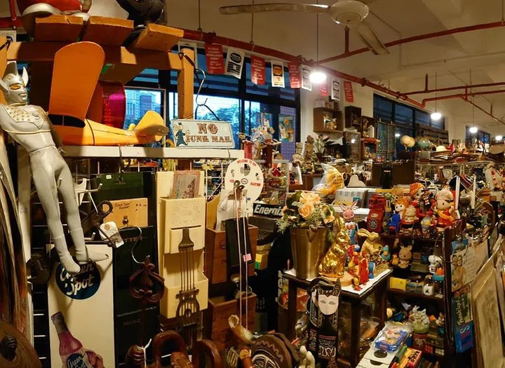 Bymyoldschool: A vintage shop in Commonwealth by father-daughter duo