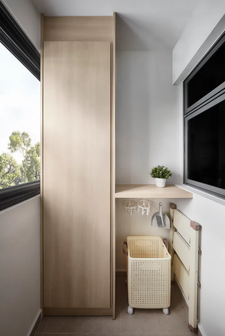 Built-in carpentry in the yard keeps laundry supplies neatly tucked away, with an automated system adding everyday convenience.