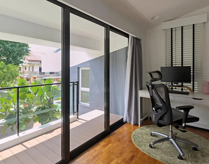 The wife’s study
area is located
within the
master bedroom
and slit windows
offer a view of
the living room
below.