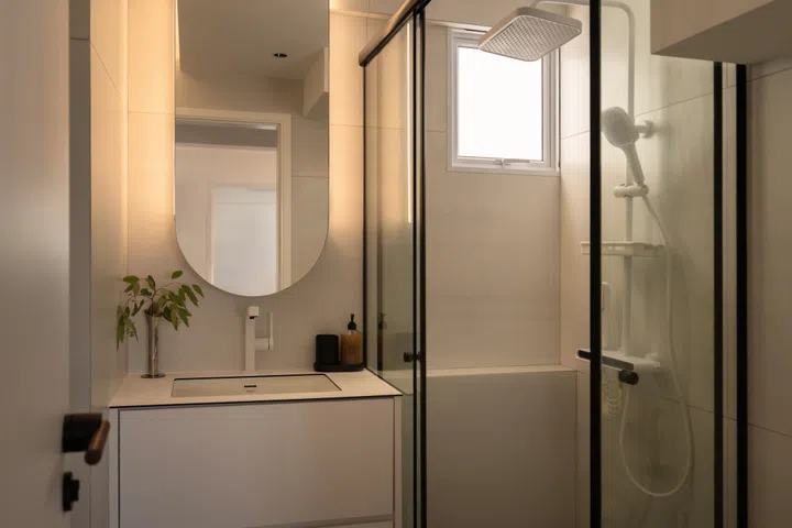 The primary bathroom with built-in perfume display cabinet. Images by LARC. 