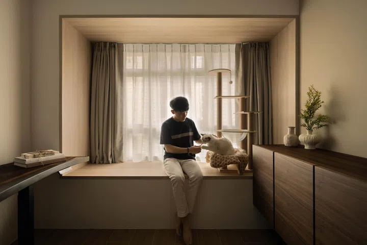 The study doubles as Yuki’s play zone and sleeping area, with a cat tower and bay-window perch integrated into the clean, minimal layout.
