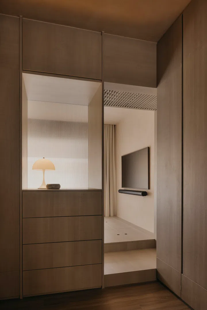 The shelves facing inward look to the walk-in wardrobe. The wall with the TV on it faces the bed.