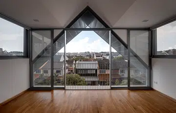 The metal pitched roof also works perfectly to frame the views of the surrounding when looking out from inside the house.