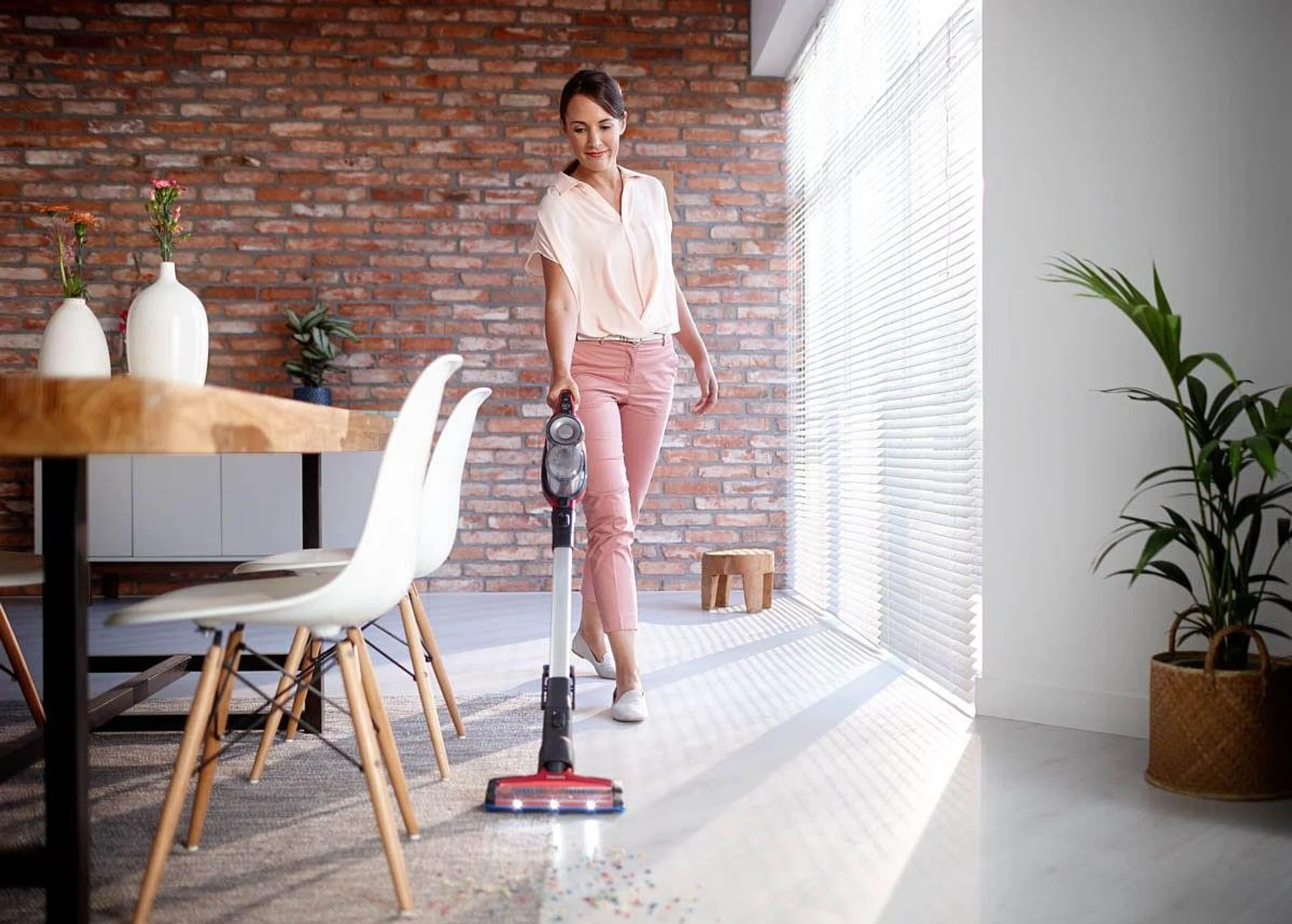 92434-lifestyle-image_woman-using-product-in-living-room_fc6823