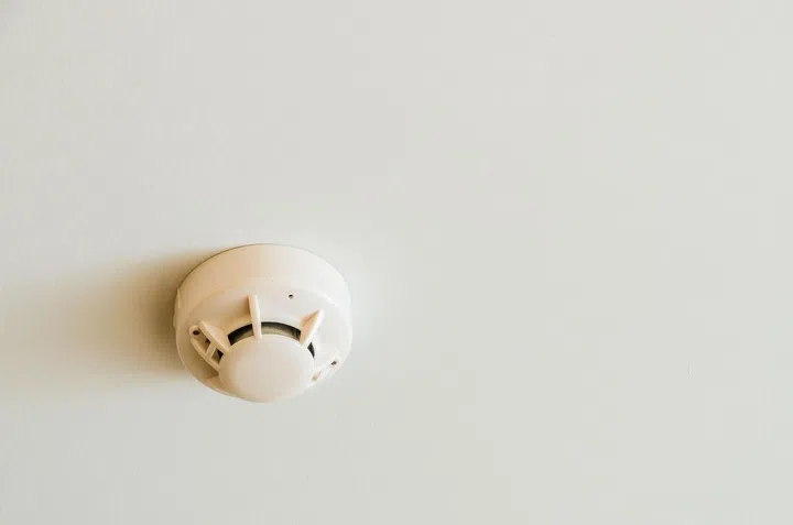Fire sprinkler embedded on a white ceiling